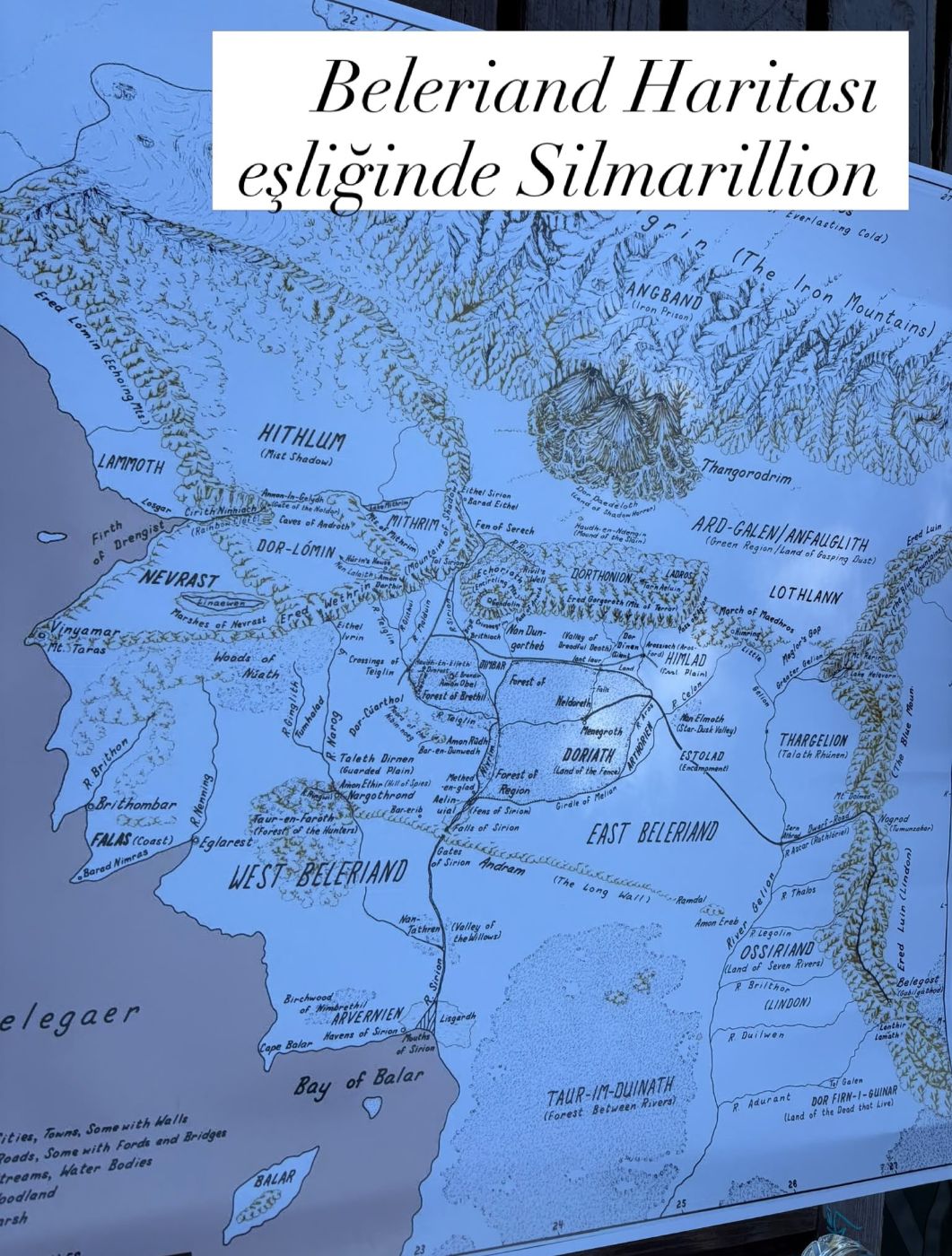 Beleriand haritası; üstte "Beleriand Haritası eşliğinde Silmarillion" yazıyor.