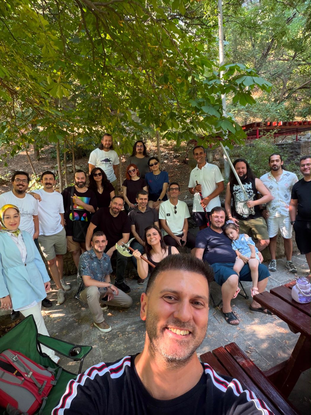 Botanik Park'ta Ağustos Smial'inin kalabalık grup selfie'si.