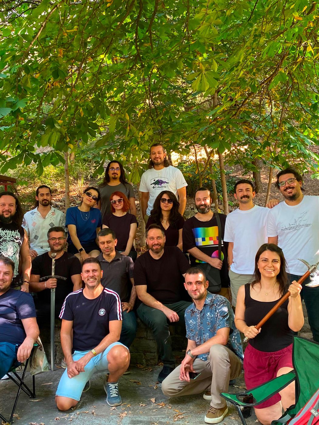 Ağustos Smial'i katılımcılarının grup fotoğrafı; bazıları sahte kılıç ve balta tutuyor.