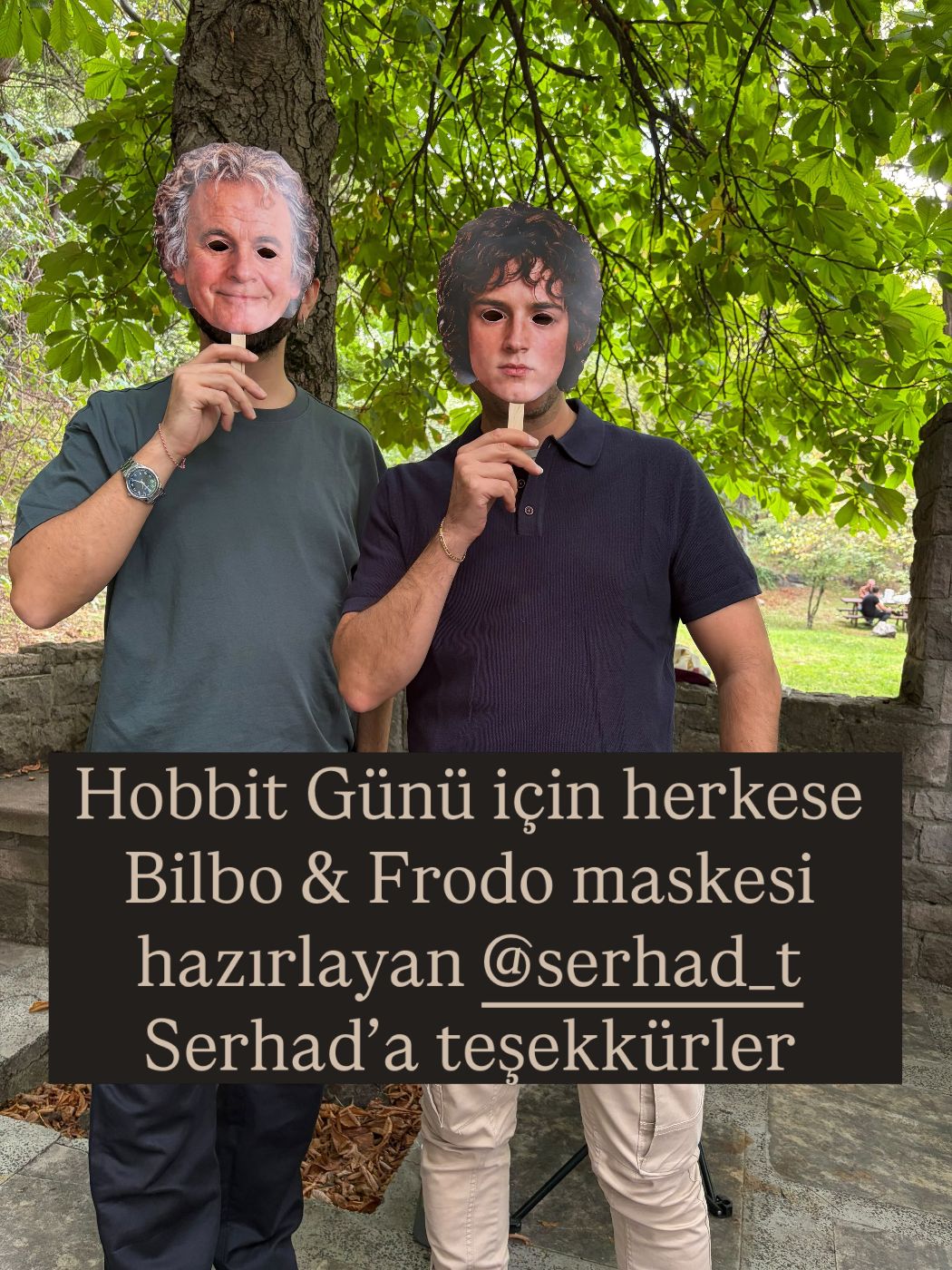 Bilbo ve Frodo maskeleri tutan iki katılımcı.